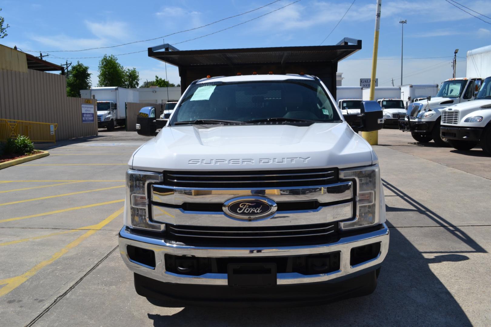 2018 WHITE /GRAY Ford F-350 with an POWERSTROKE 6.7L DIESEL engine, AUTOMATIC transmission, located at 9172 North Fwy, Houston, TX, 77037, (713) 910-6868, 29.887470, -95.411903 - Photo#1